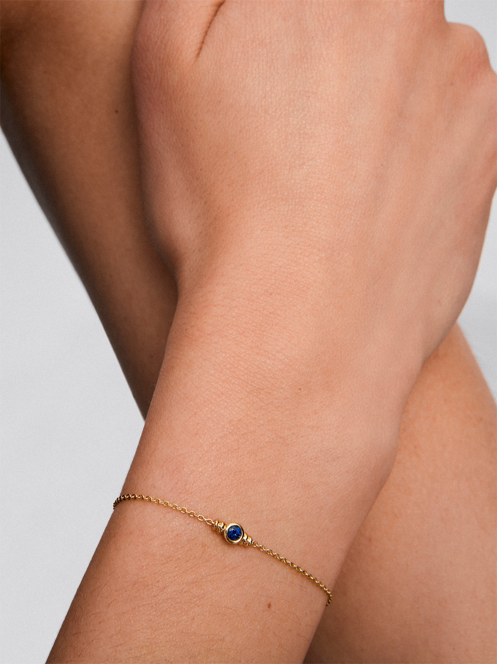 Pulsera de oro amarillo de 18K con zafiro en talla brillante de 0,1 cts