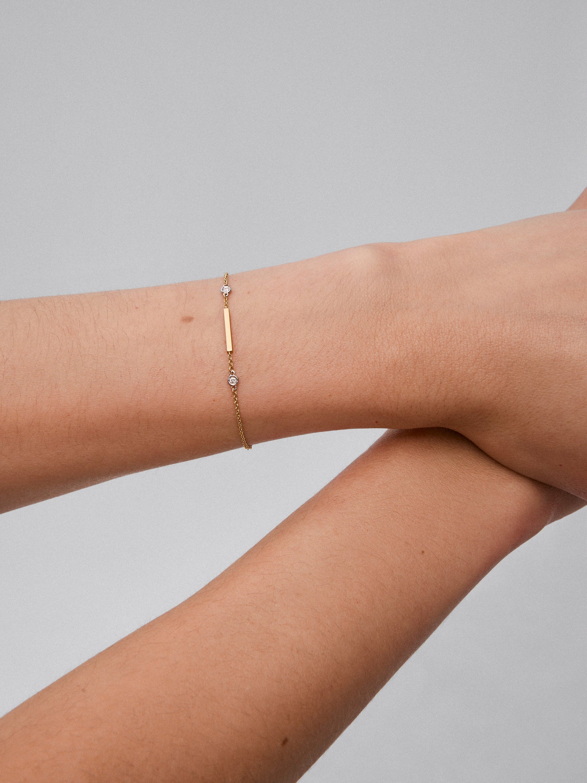 Pulsera de oro amarillo de 18K con 2 diamantes en talla brillante con un total de 0,05 cts