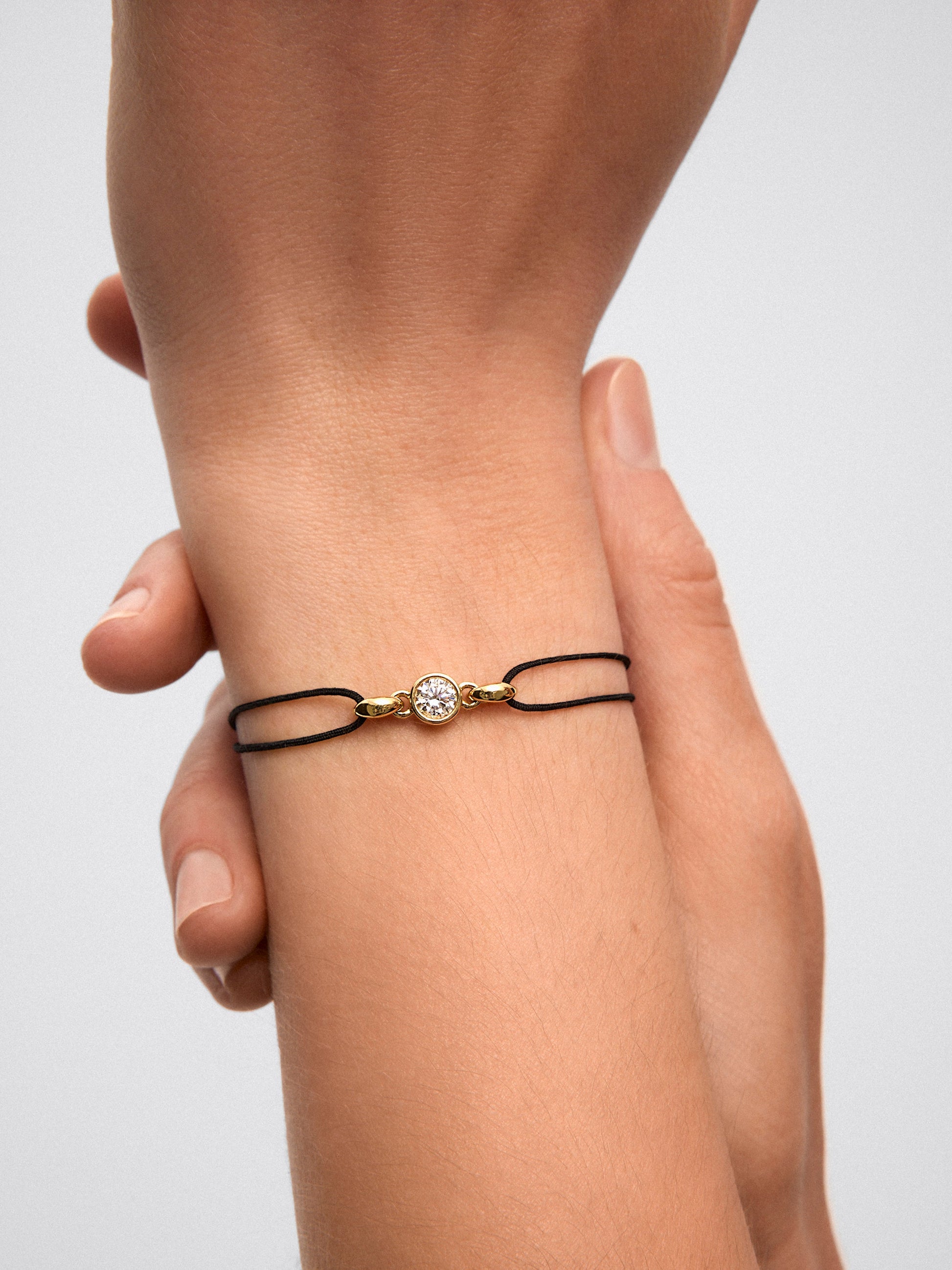 Charm de oro amarillo de 18K con diamante en talla brillante de 0,4 cts