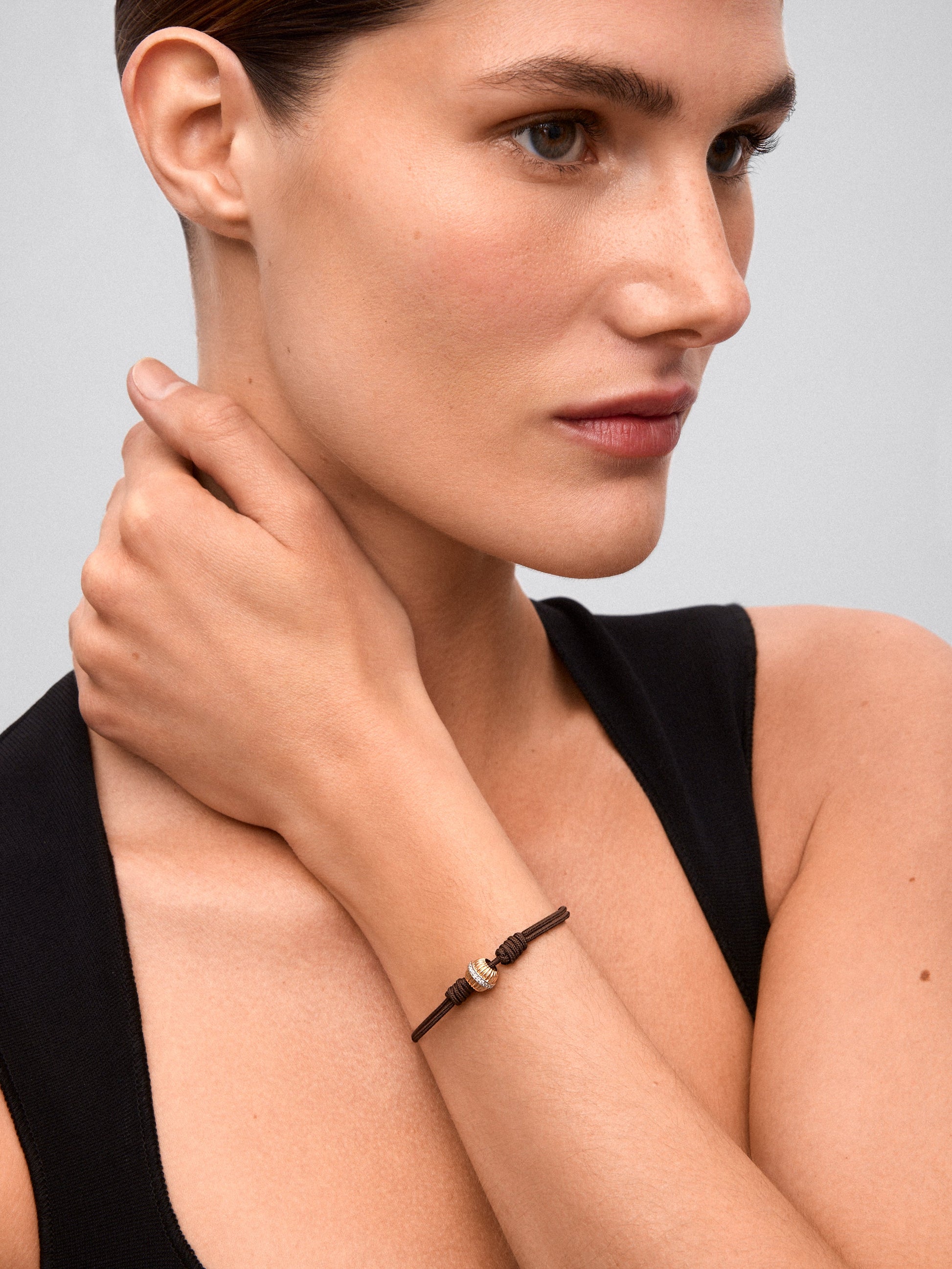 Pulsera gallonada de oro blanco y amarillo de 18K con pavé de diamantes en talla brillante con un total de 0,11 cts