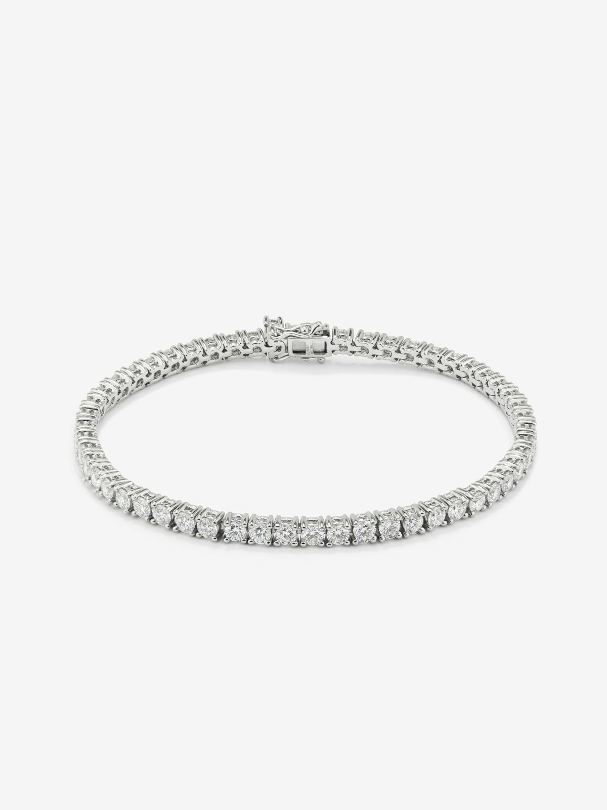 Pulsera rivière de oro blanco de 18K con diamantes en talla brillante con un total de 3,55 cts