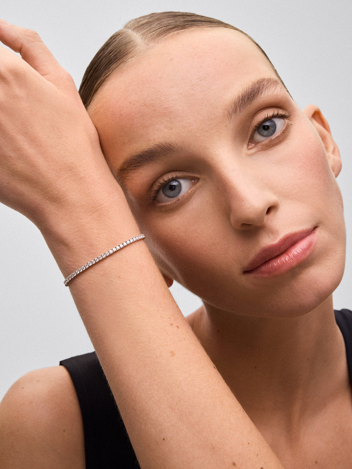 Pulsera rivière de oro blanco de 18K con diamantes en talla brillante con un total de 2,95cts