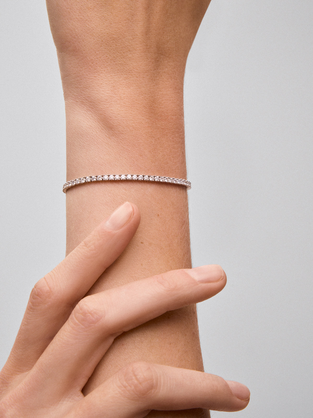 Pulsera rivière de oro blanco de 18K con diamantes en talla brillante con un total de 2,95cts