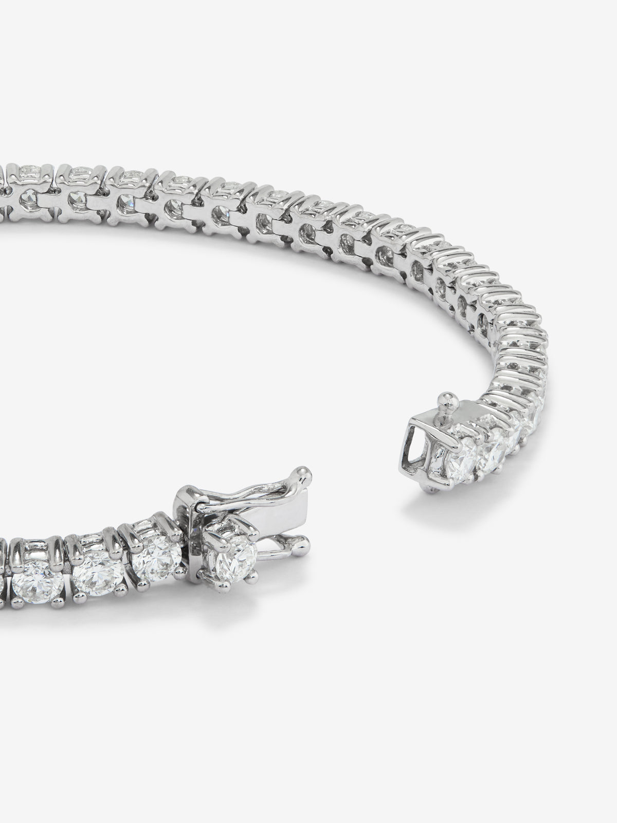 Pulsera rivière de oro blanco de 18K con diamantes en talla brillante con un total de 2,95cts