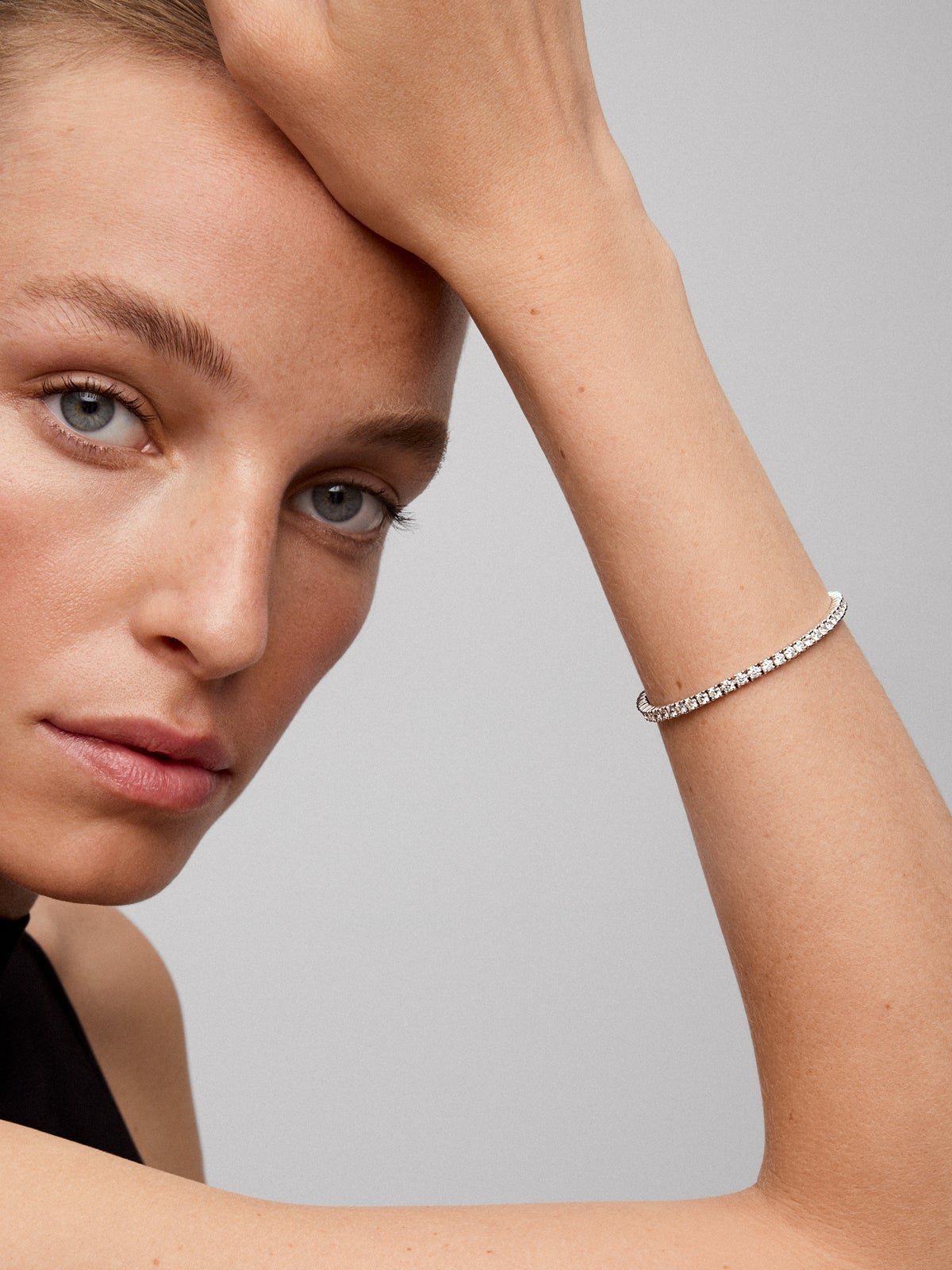 Pulsera rivière de oro blanco de 18K con 60 diamantes en talla brillante con un total de 4,7 cts