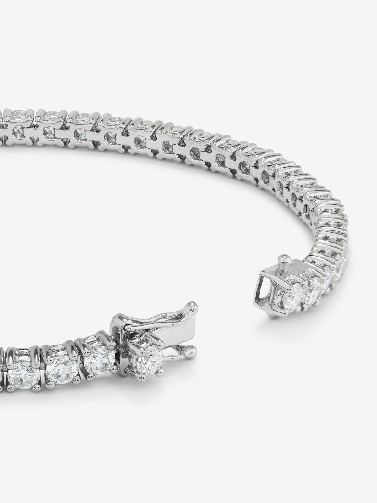 Pulsera rivière de oro blanco de 18K con diamantes en talla brillante con un total de 16,12 cts