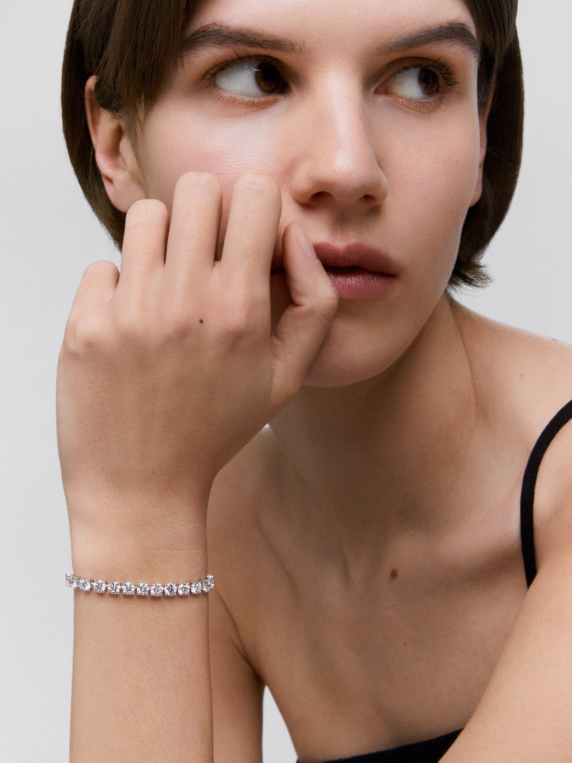 Pulsera de oro blanco de 18K con diamantes blancos en talla brillante de 5,7 cts