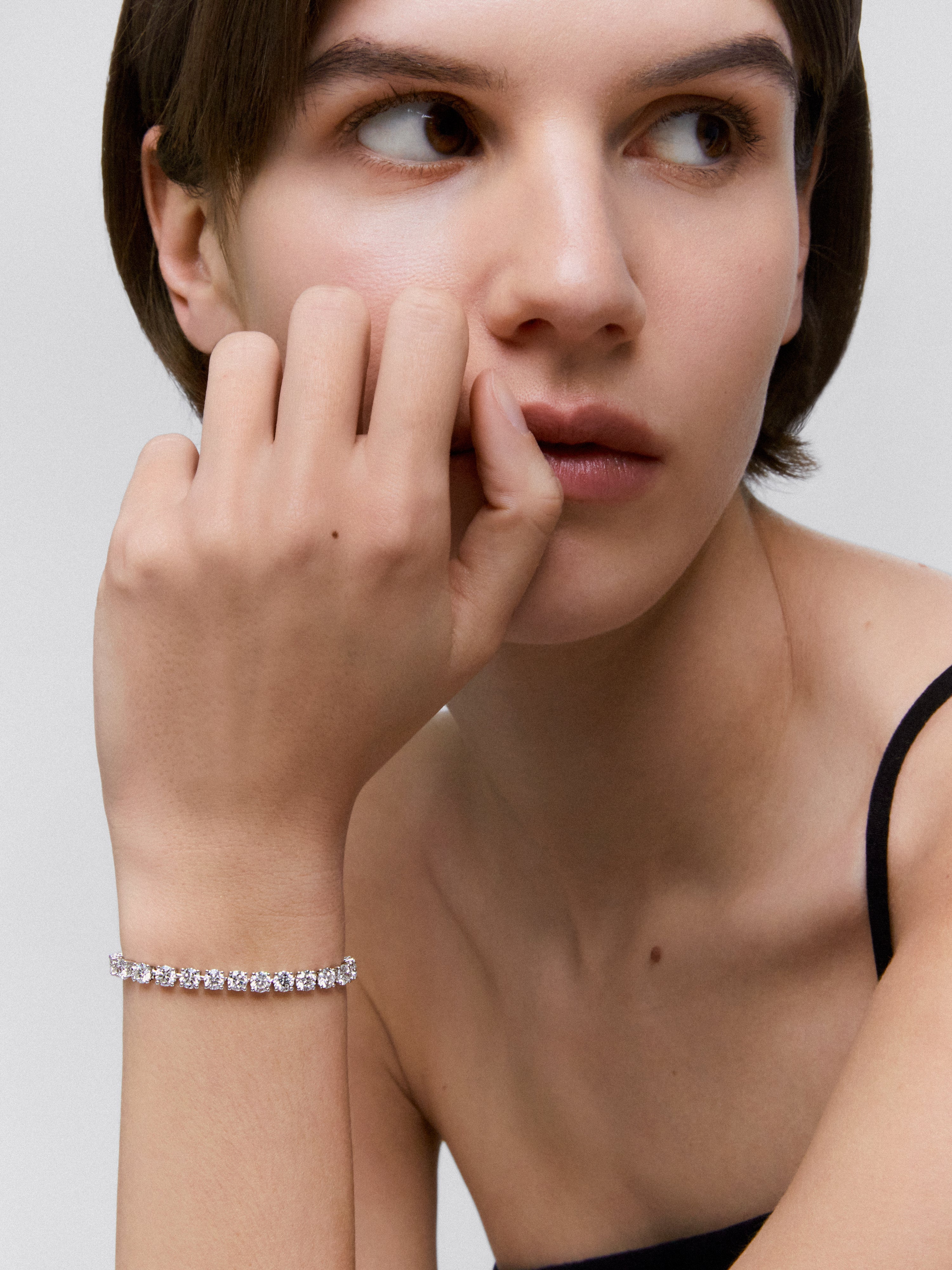 Pulsera de oro blanco de 18K con diamantes blancos en talla brillante de 5,7 cts