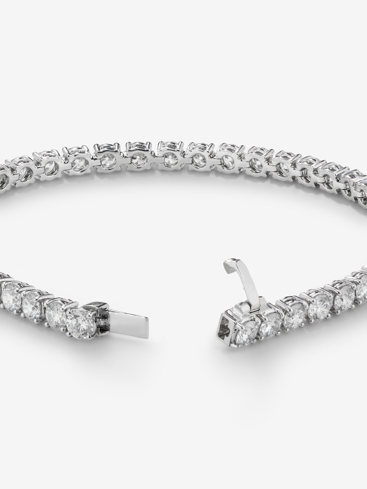 Pulsera rivière de oro blanco de 18K con diamantes en talla brillante con un total de 7,31 cts