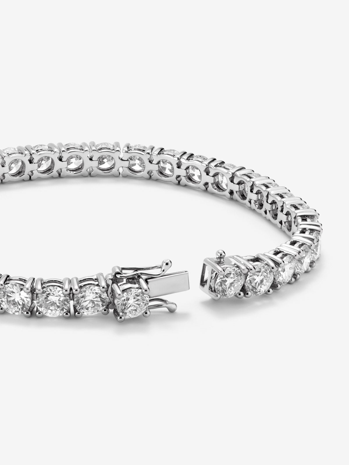 Pulsera rivière de oro blanco de 18K con diamantes en talla brillante con un total de 14,15 cts