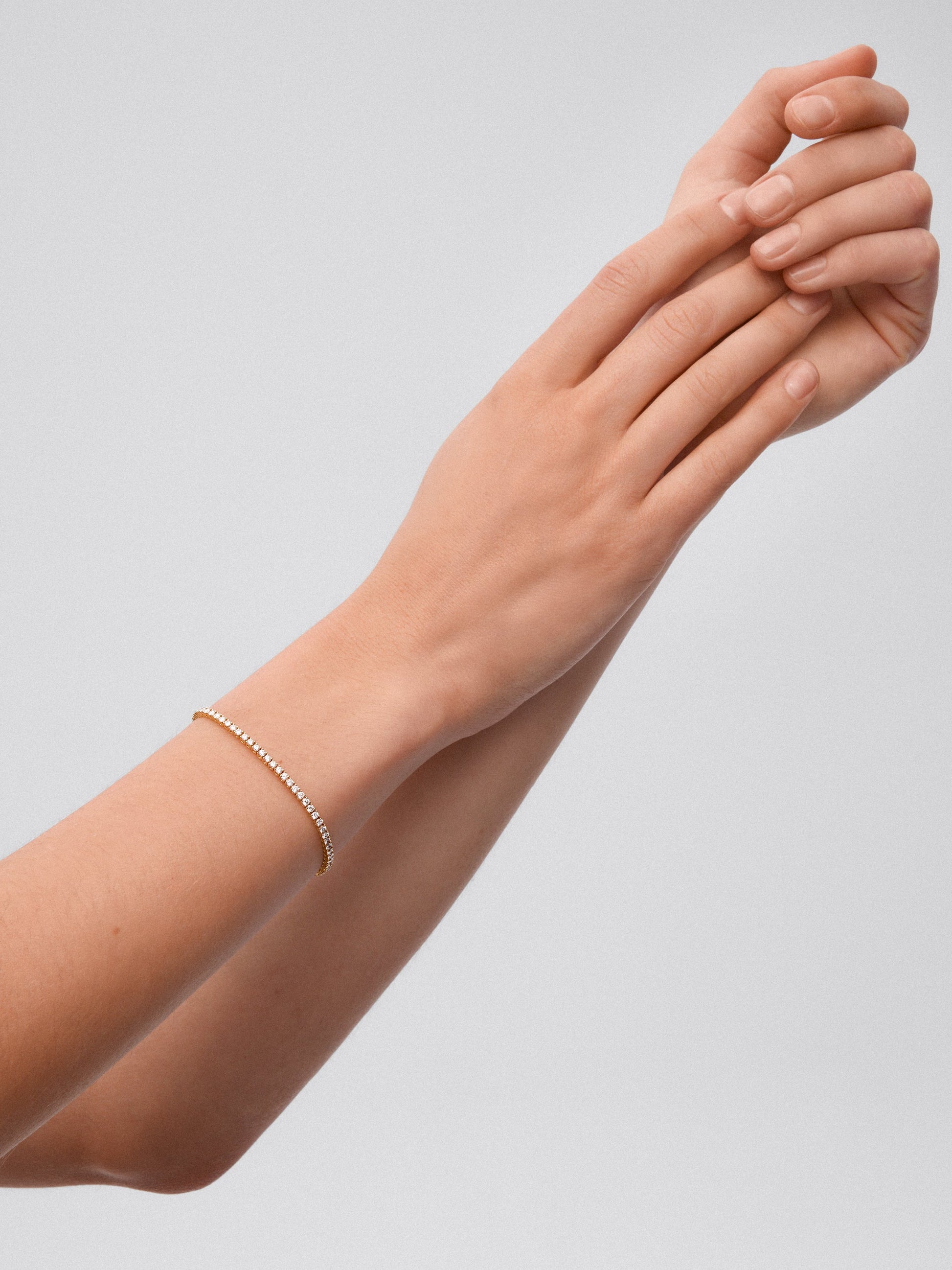 Pulsera rivière de oro amarillo de 18K con diamantes blancos en talla brillante de 2,5cts
