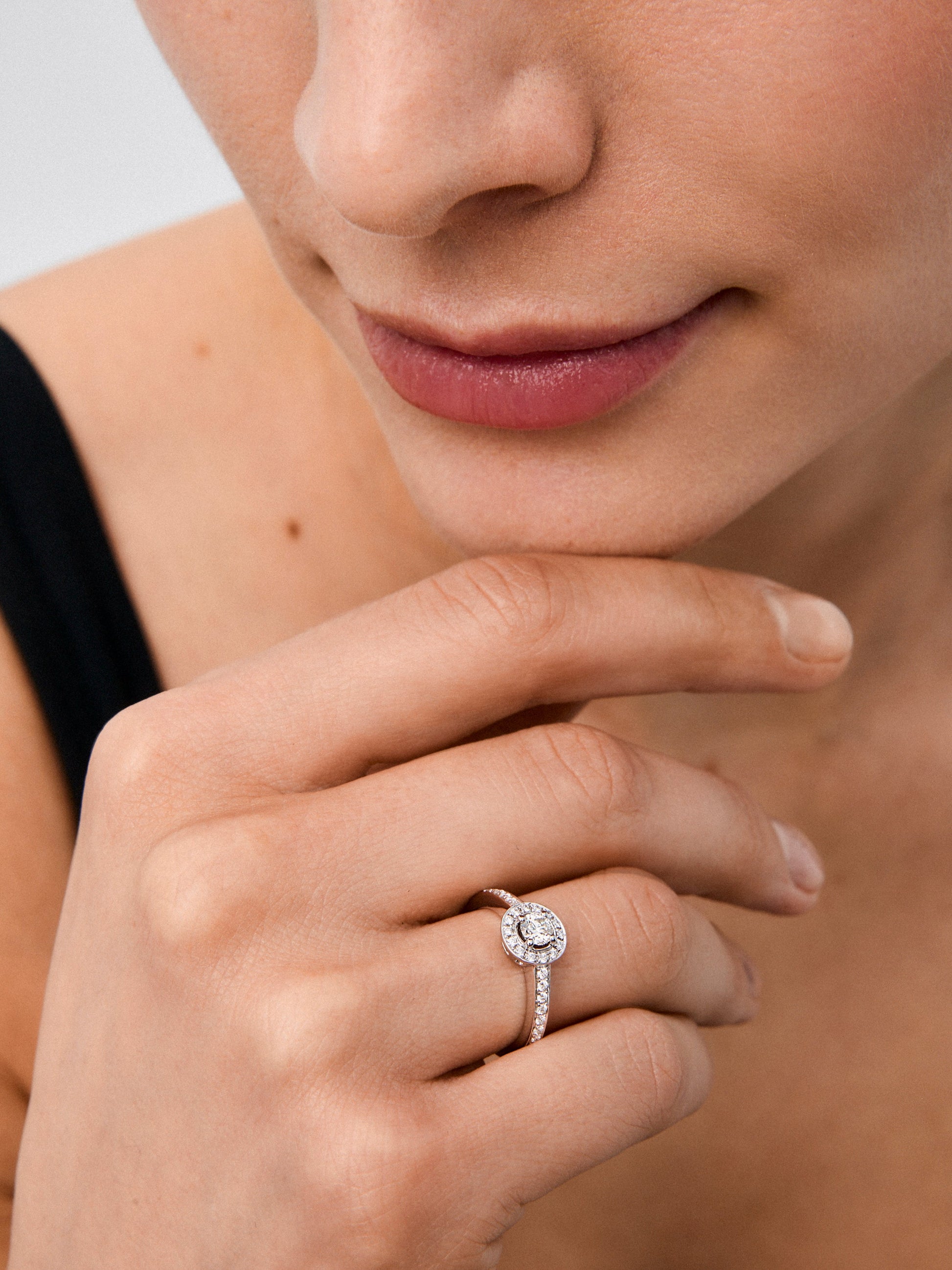 Anillo solitario de compromiso de oro blanco de 18kt con diamante central de 0,30cts