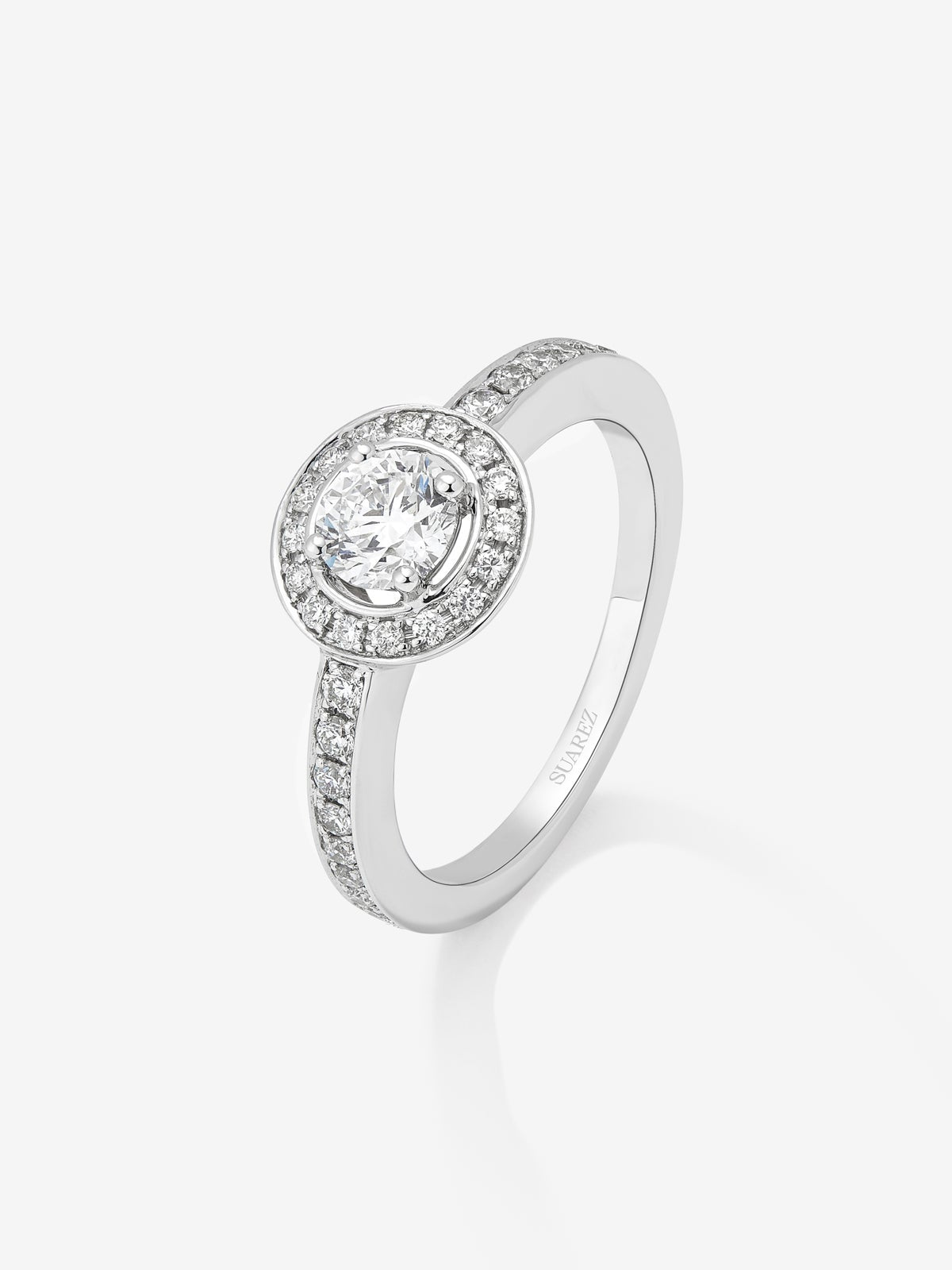Anillo solitario de compromiso de oro blanco de 18K con diamantes