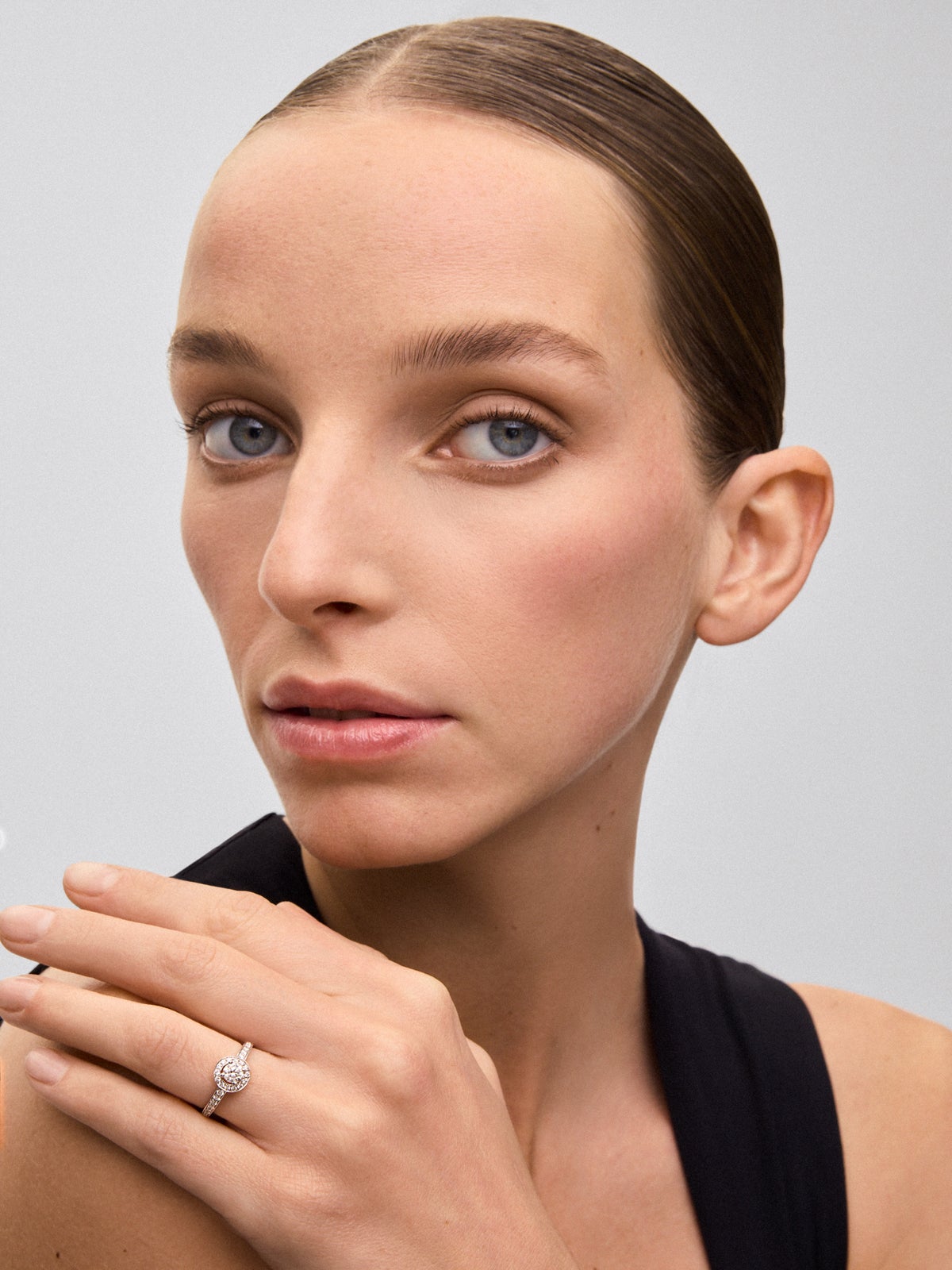 Anillo solitario de compromiso de oro blanco de 18K con diamantes
