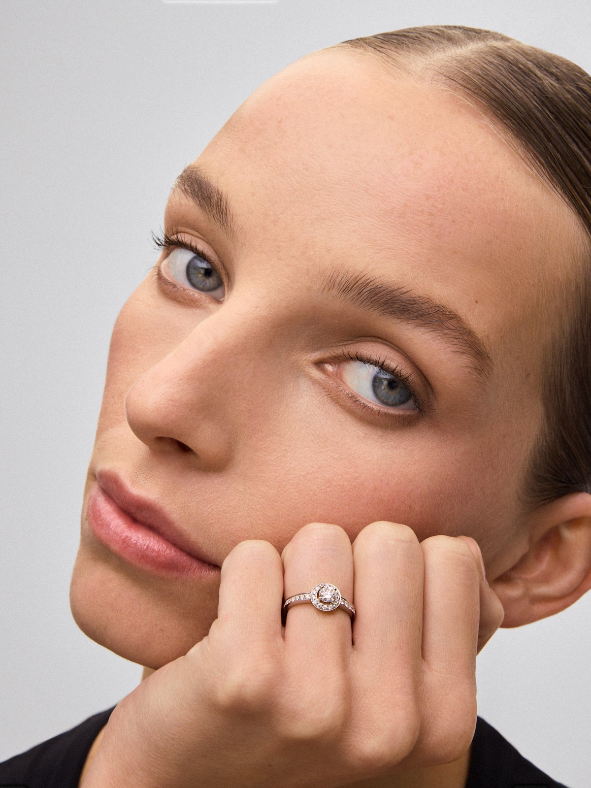 Anillo solitario de compromiso de oro blanco de 18K con diamantes