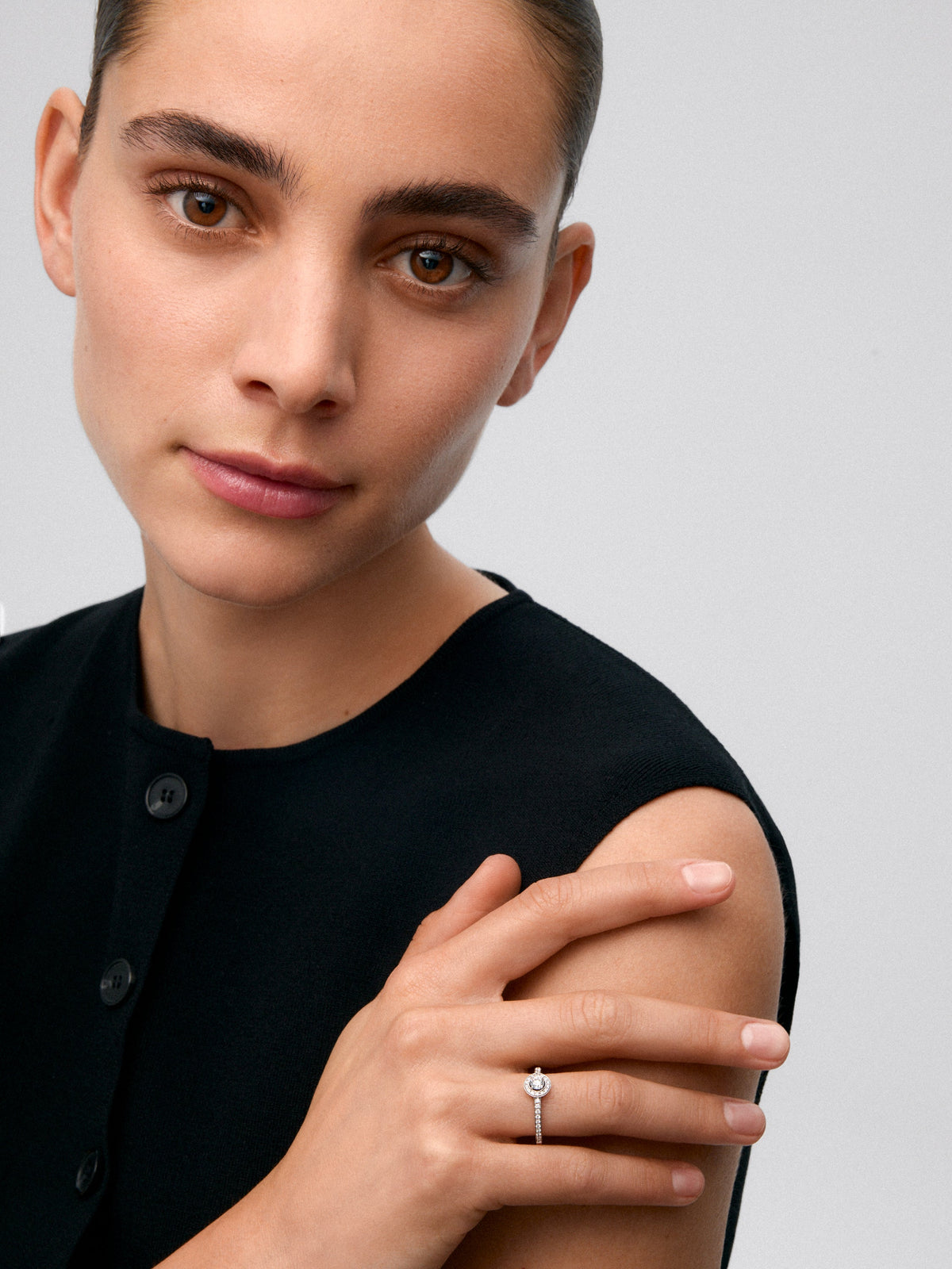 Anillo solitario de compromiso de oro blanco de 18K con orla de diamantes