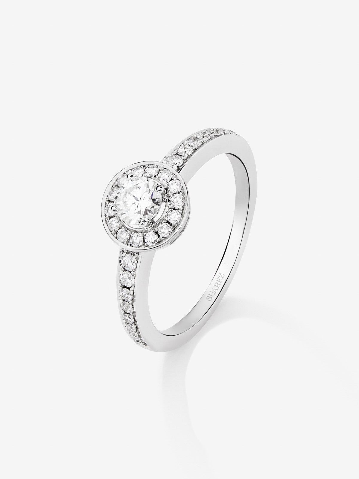 Anillo solitario de compromiso de oro blanco de 18K con orla de diamantes