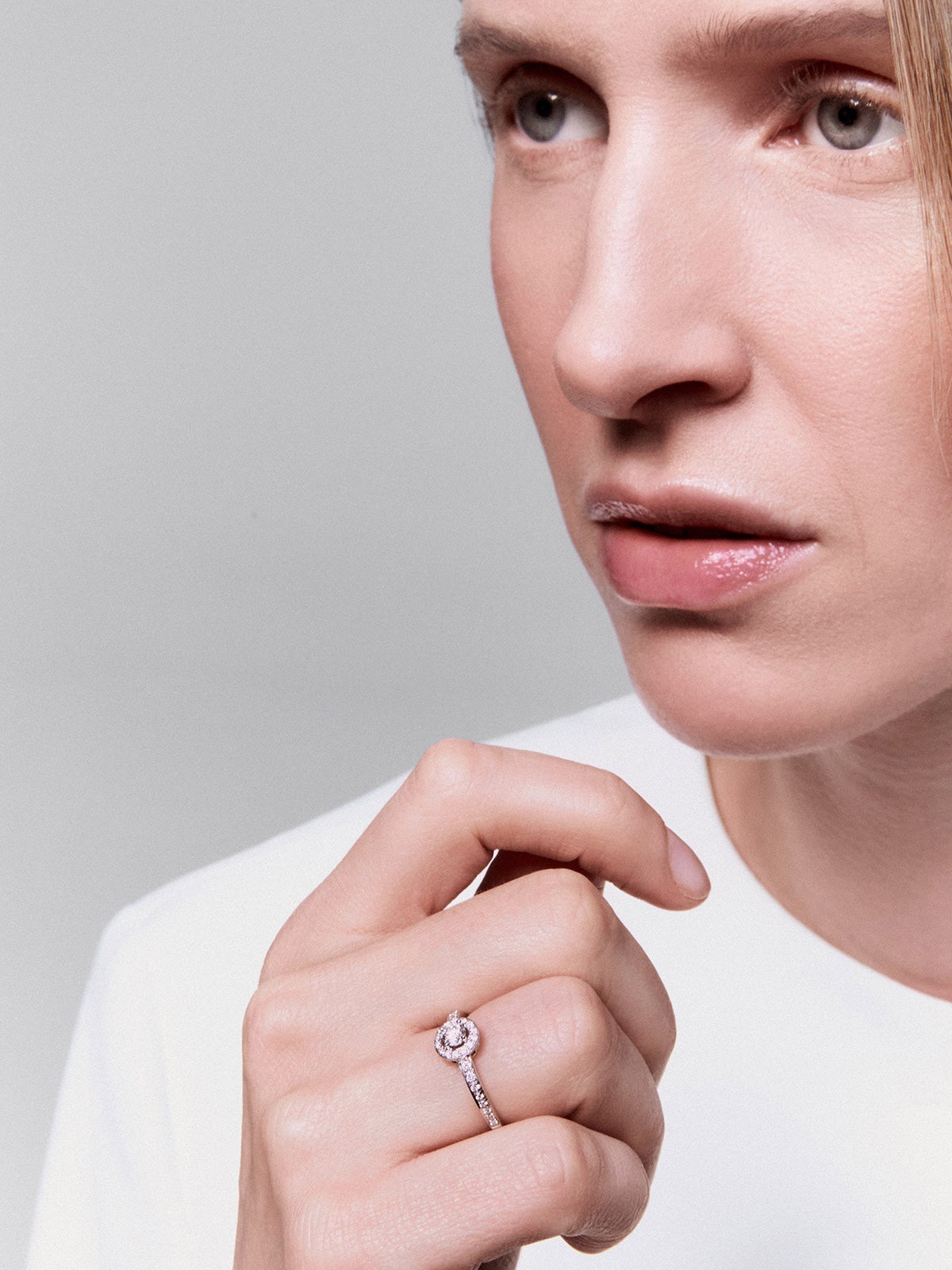 Anillo solitario de compromiso de oro blanco de 18kt con diamante central de 0,20cts