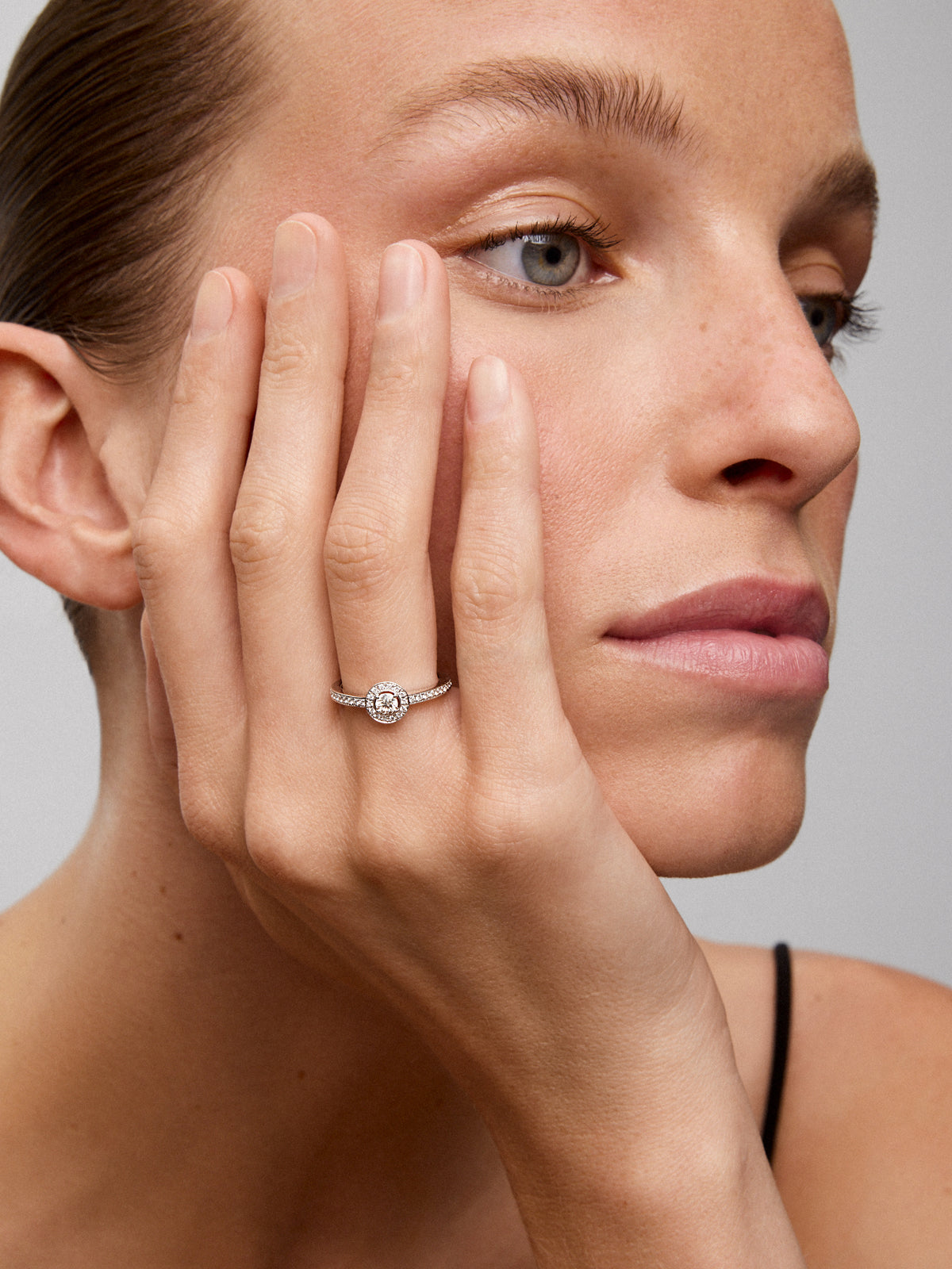 18K white gold solitaire ring with central brilliant-cut diamond of 0.25 cts and 30 brilliant-cut diamonds with a total of 0.24 cts