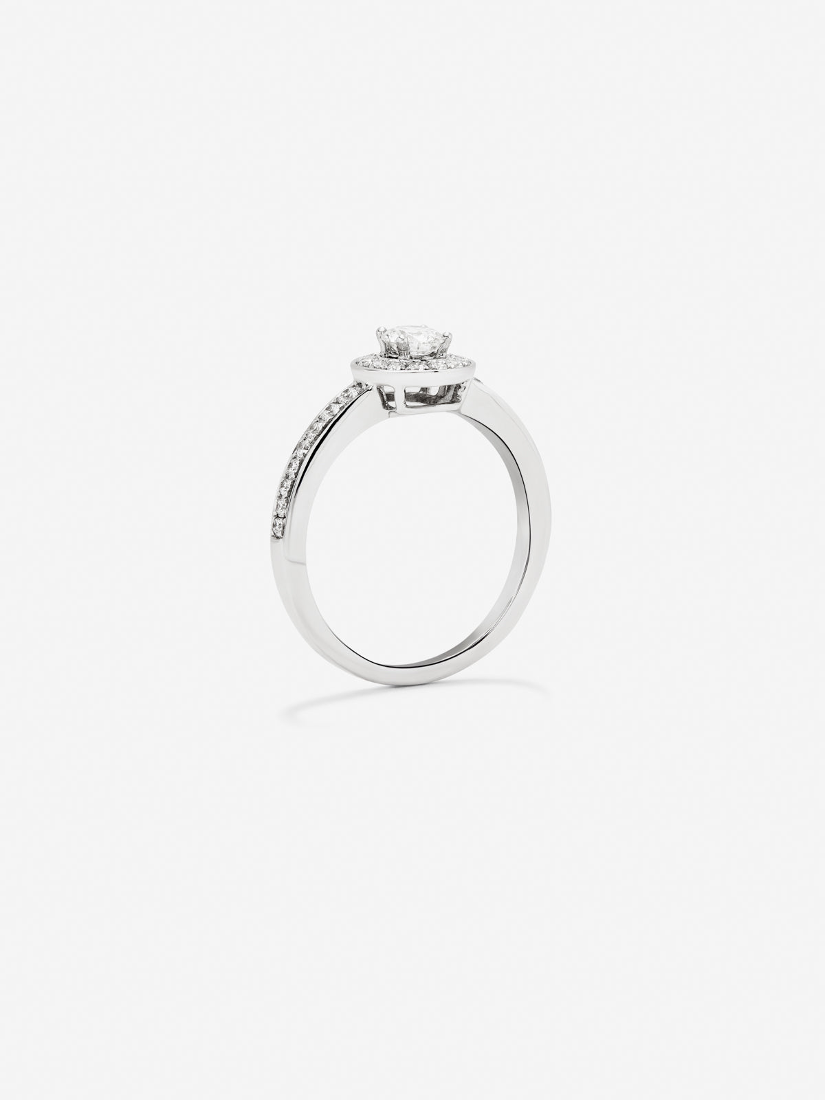 18K white gold solitaire ring with central brilliant-cut diamond of 0.25 cts and 30 brilliant-cut diamonds with a total of 0.24 cts