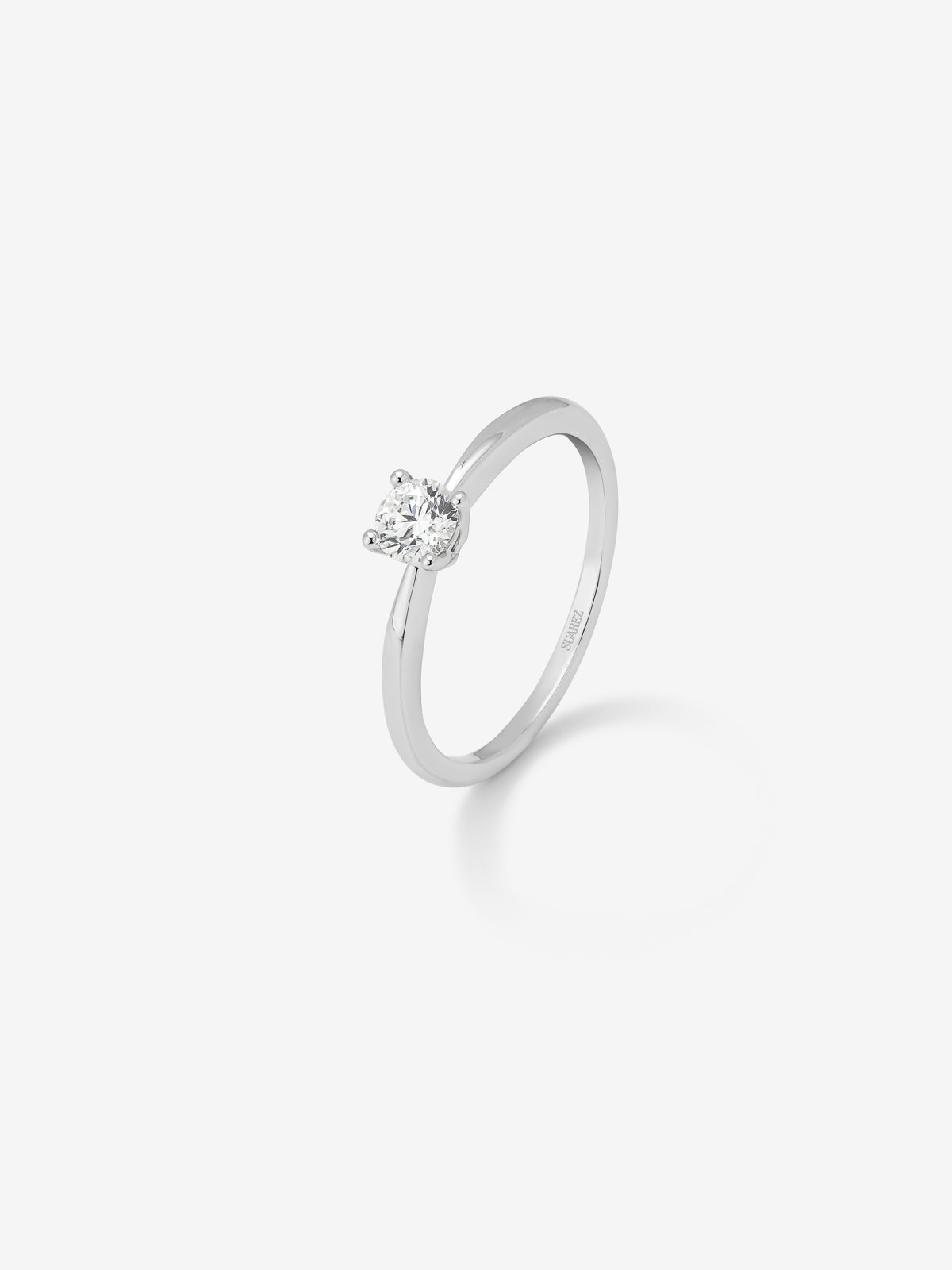 Anillo solitario de compromiso de oro blanco de 18K con diamante