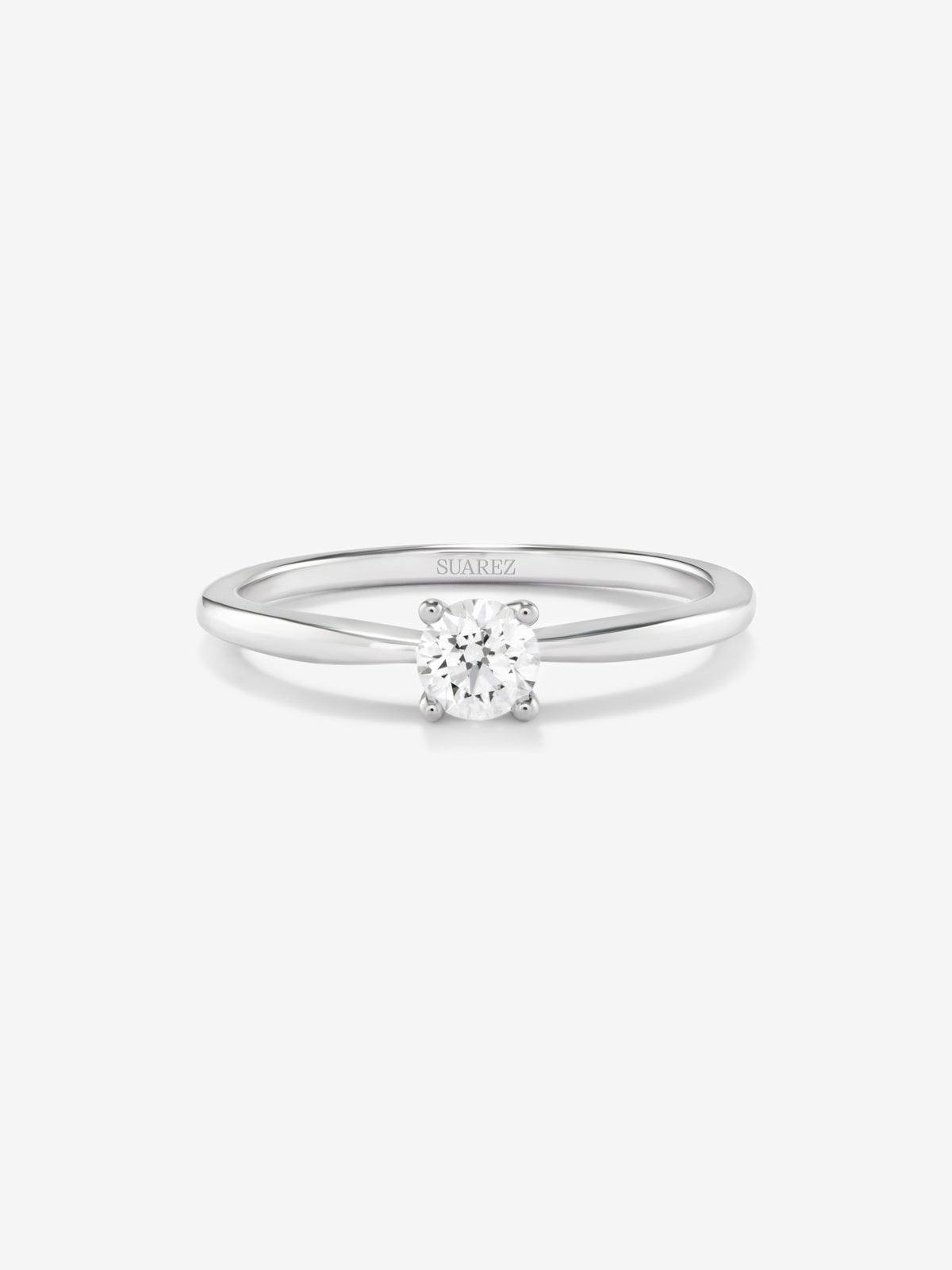 Anillo solitario de oro blanco de 18K con diamante en talla brillante de 0,3 cts