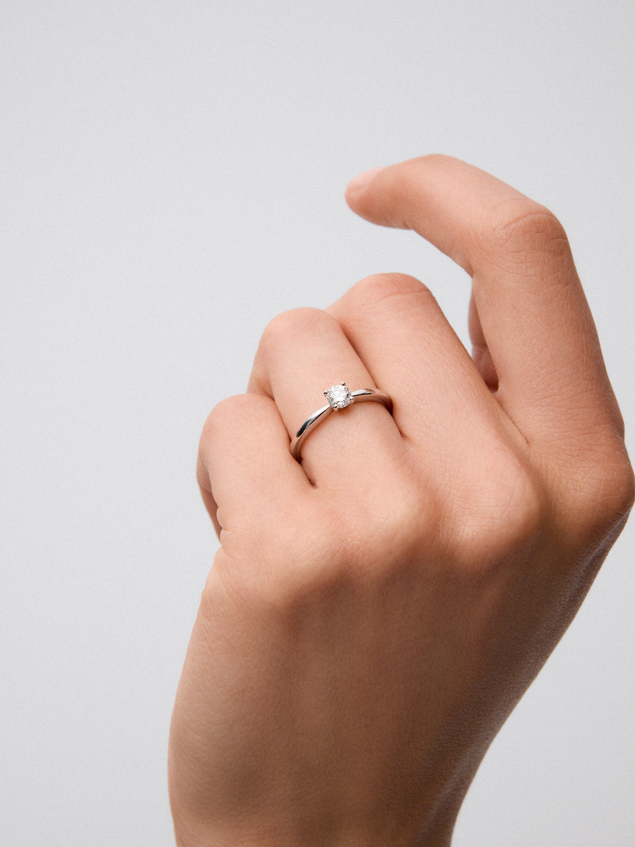 Anillo solitario de oro blanco de 18K con diamante en talla brillante de 0,3 cts