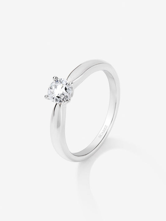 Anillo solitario de compromiso de oro blanco de 18K con diamantes