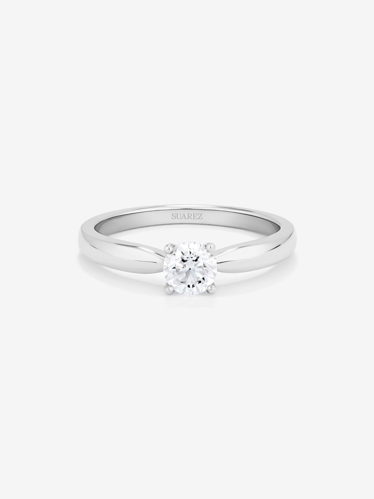 Anillo solitario de oro blanco de 18K con diamante en talla brillante de 0,4 cts