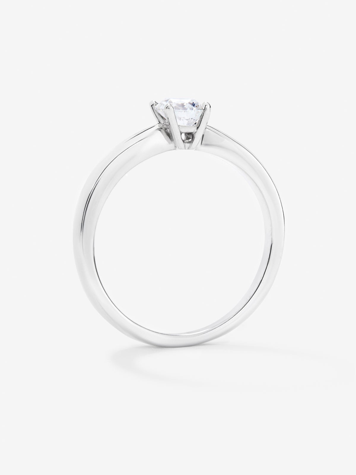 Anillo solitario de oro blanco de 18K con diamante en talla brillante de 0,4 cts
