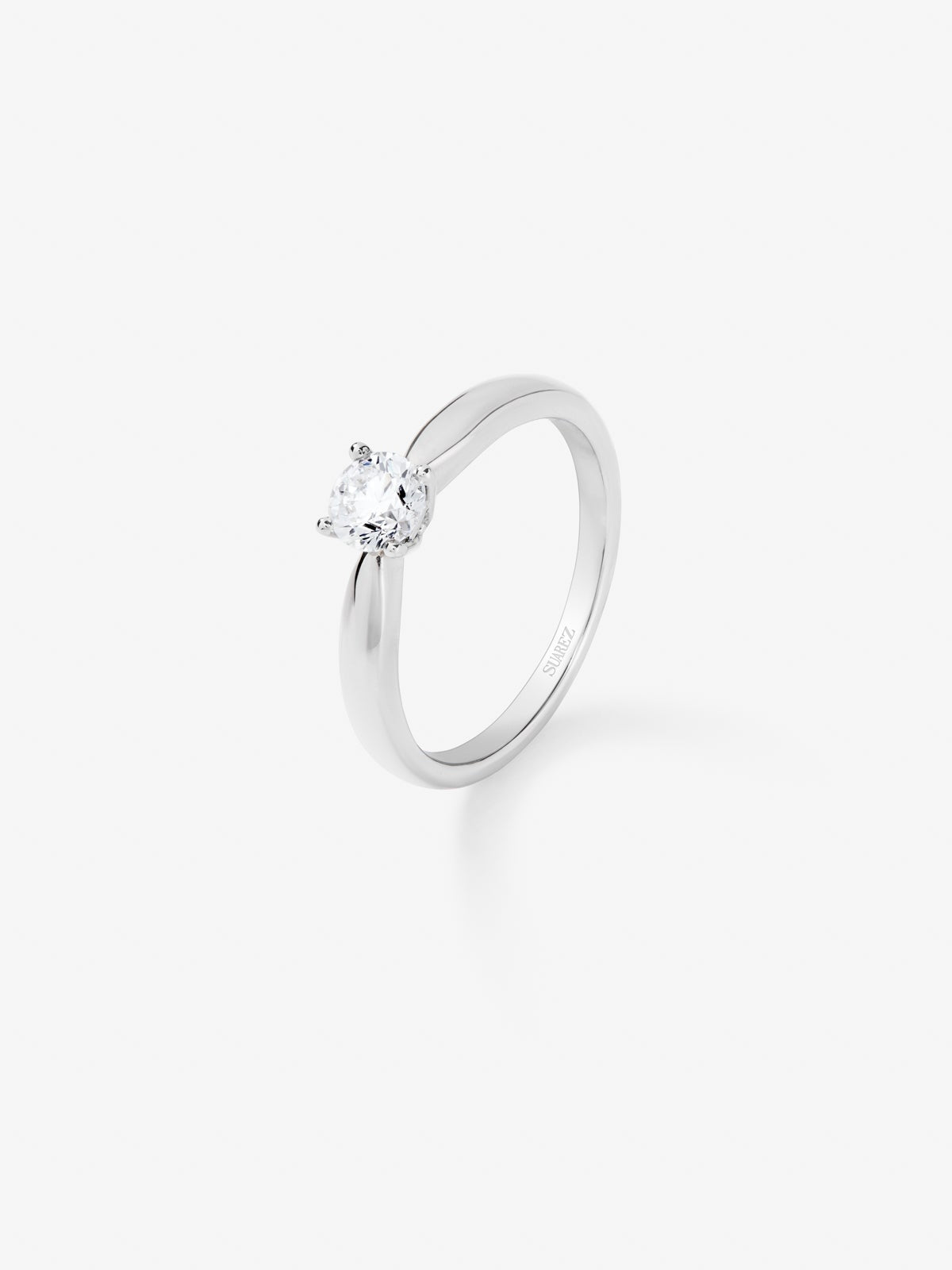 Anillo solitario de oro blanco de 18K con diamante en talla brillante de 0,5 cts