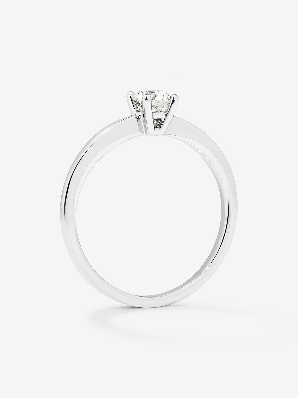 Anillo solitario de oro blanco de 18K con diamante en talla brillante de 0,2 cts