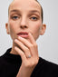 Anillo solitario de oro blanco de 18K con diamante central en talla brillante de 0,25 cts y 30 diamantes en talla brillante con un total de 0,24 cts