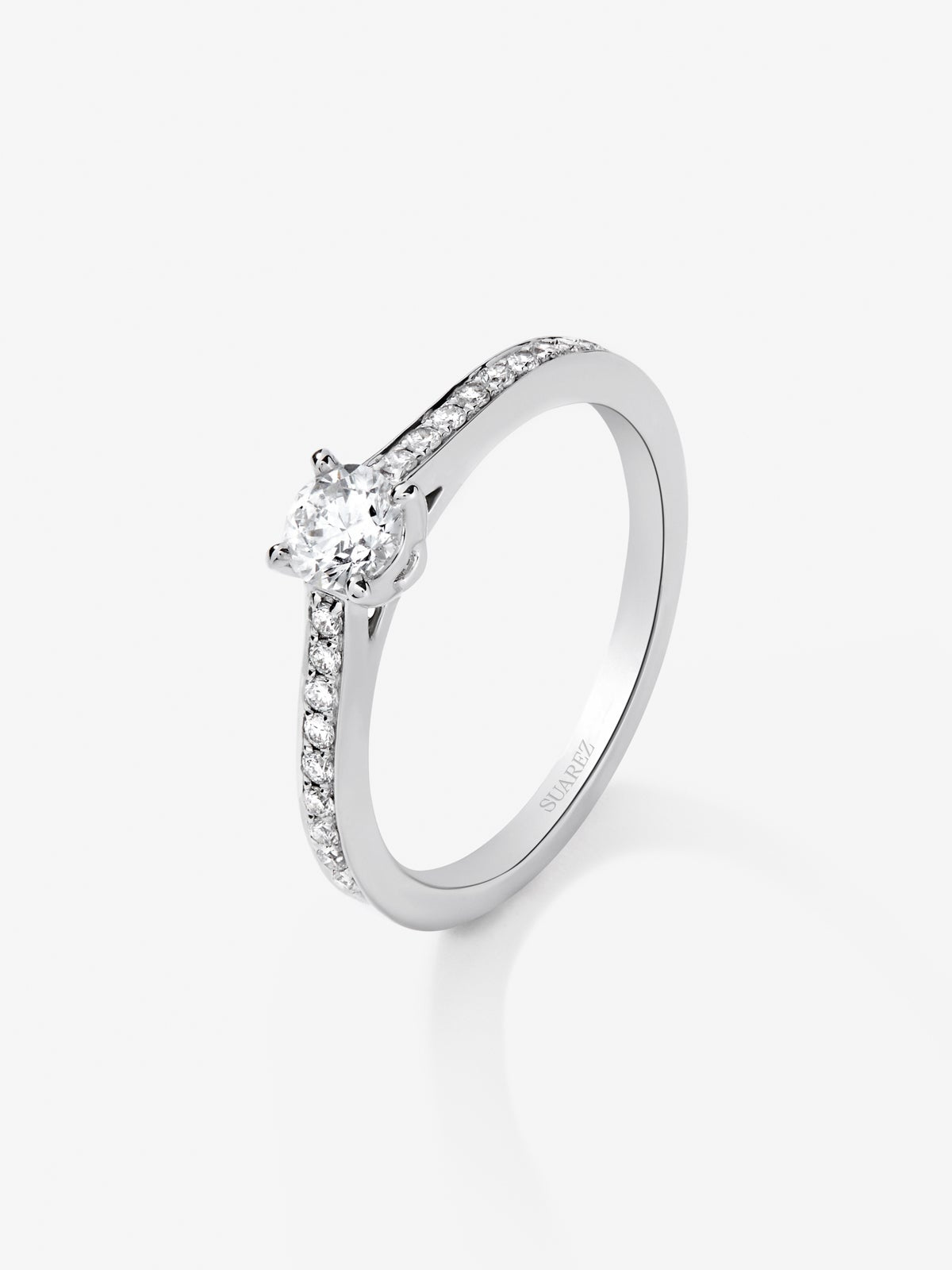 Anillo solitario de oro blanco de 18K con diamante central en talla brillante de 0,3 cts y brazo de 18 diamantes en talla brillante con un total de 0,13 cts