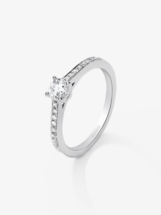 Anillo solitario de oro blanco de 18K con diamante central en talla brillante de 0,3 cts y brazo de 18 diamantes en talla brillante con un total de 0,13 cts