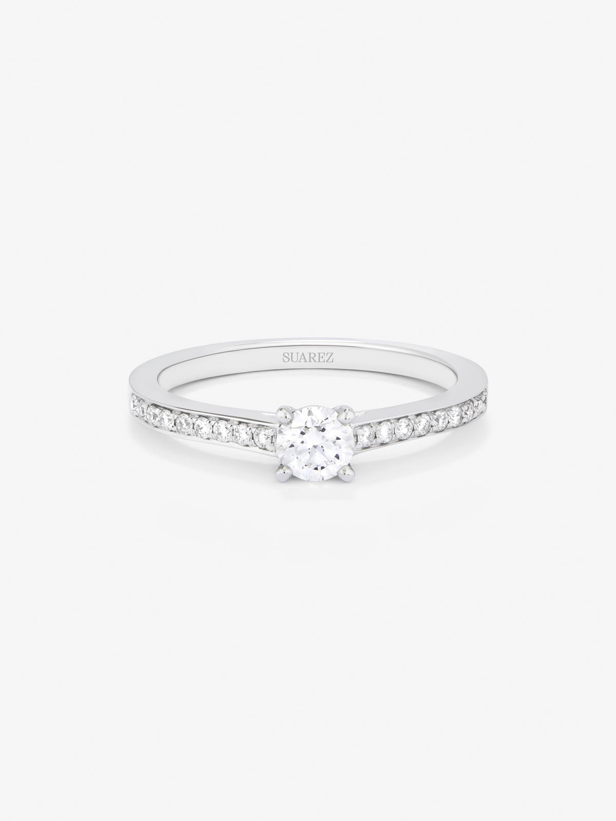 Anillo solitario de oro blanco de 18K con diamante central en talla brillante de 0,3 cts y brazo de 18 diamantes en talla brillante con un total de 0,13 cts