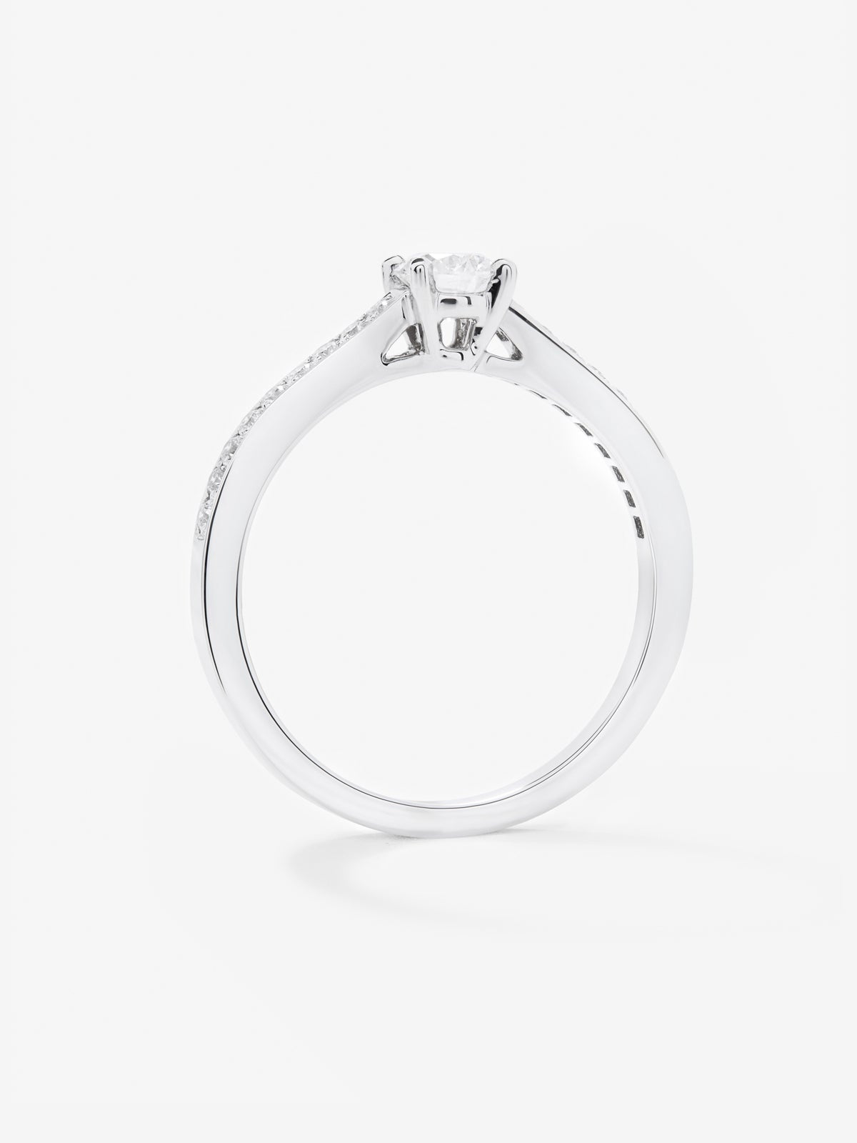 Anillo solitario de oro blanco de 18K con diamante central en talla brillante de 0,3 cts y brazo de 18 diamantes en talla brillante con un total de 0,13 cts