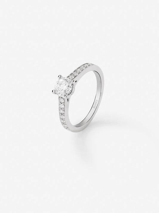 Anillo solitario de oro blanco de 18K con diamante central de 0,4 cts y brazo de 14 diamantes en talla brillante con un total de 0,2 cts