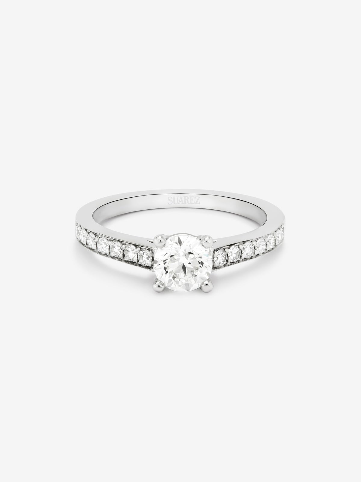 Anillo solitario de compromiso de oro blanco de 18K con diamantes