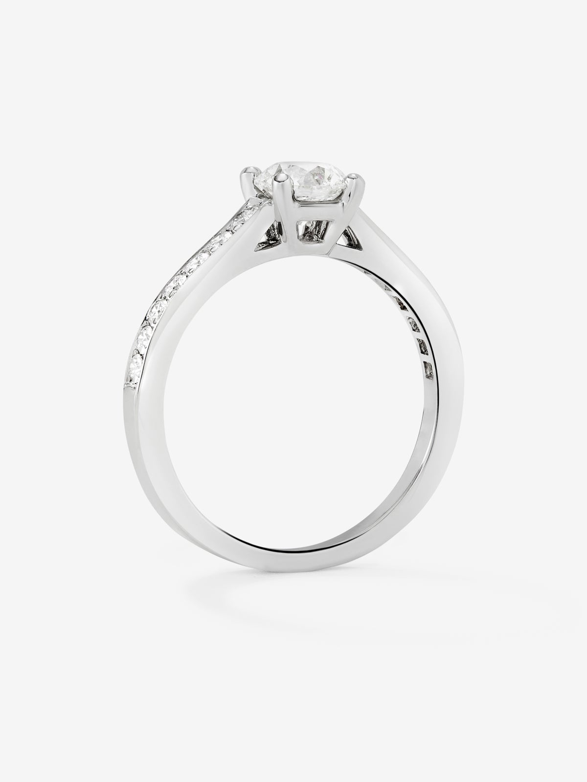 Anillo solitario de compromiso de oro blanco de 18K con diamantes