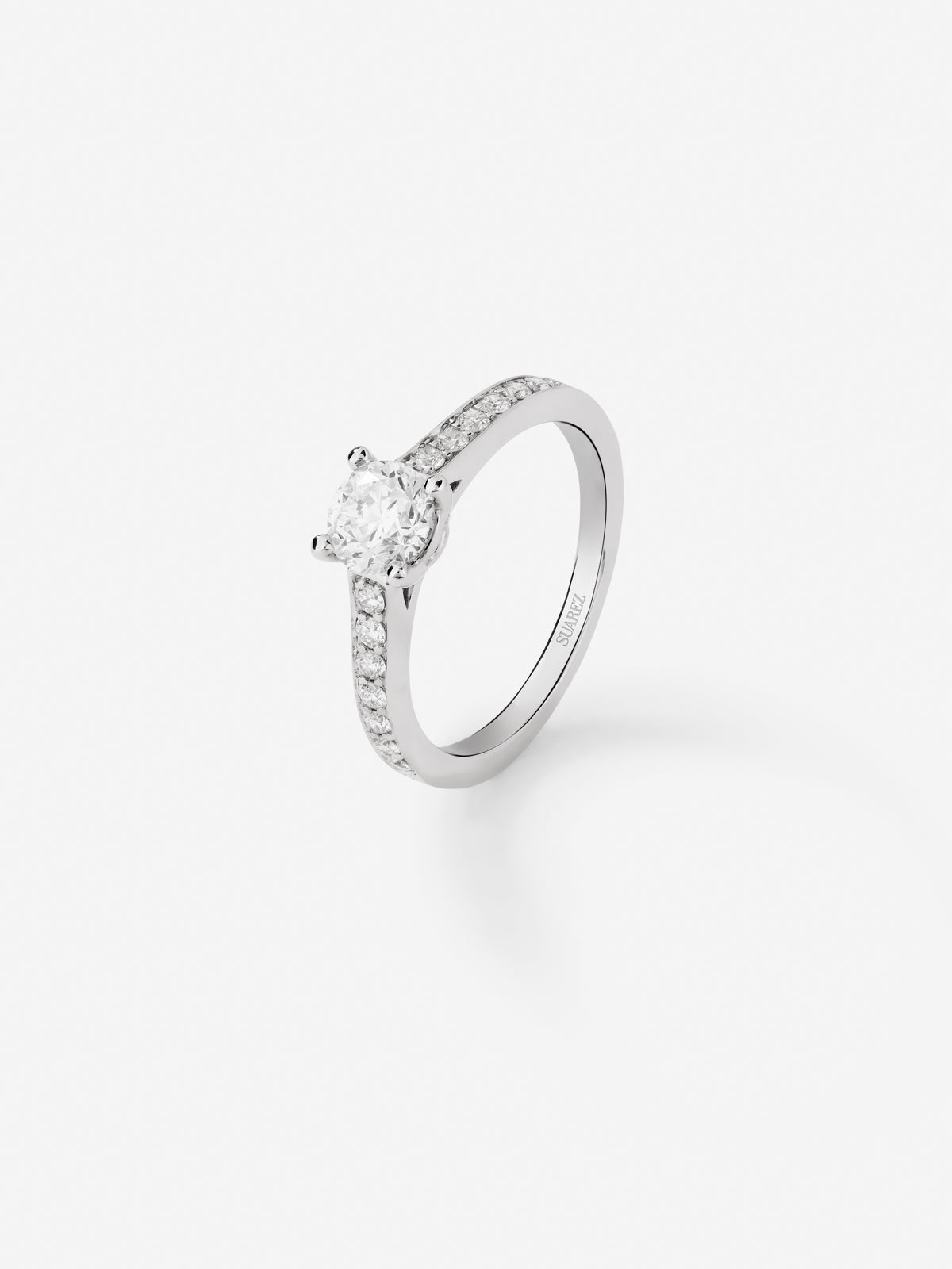 Anillo solitario de compromiso de oro blanco de 18K con diamantes