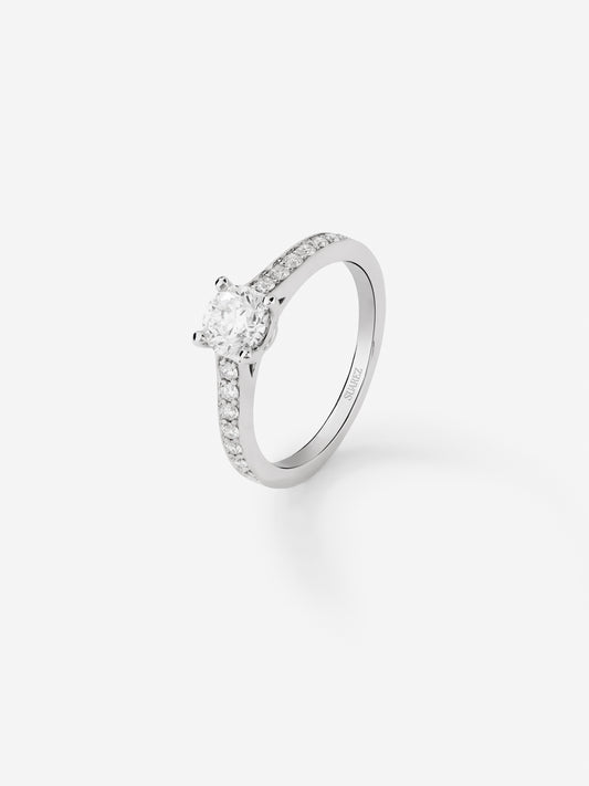 Anillo solitario de compromiso de oro blanco de 18K con diamantes