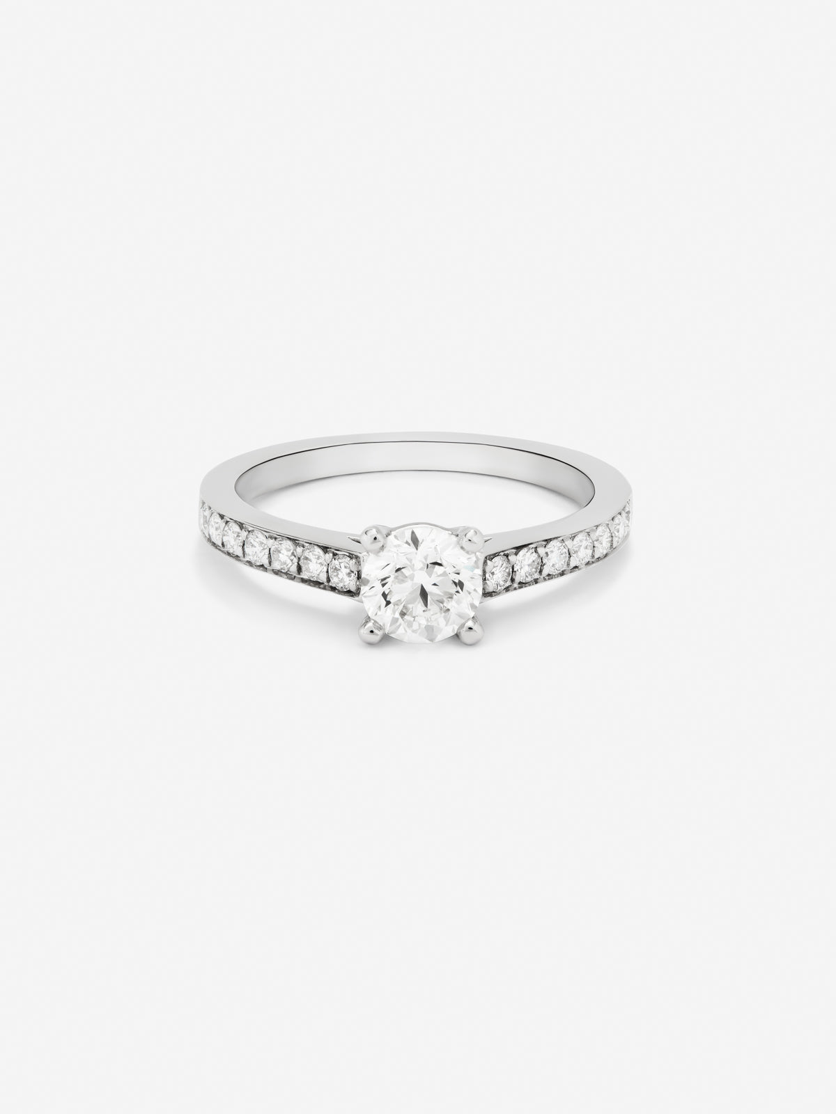 Anillo solitario de oro blanco de 18K con diamante central de 0,3 cts y brazo de 18 diamantes en talla brillante con un total de 0,13 cts