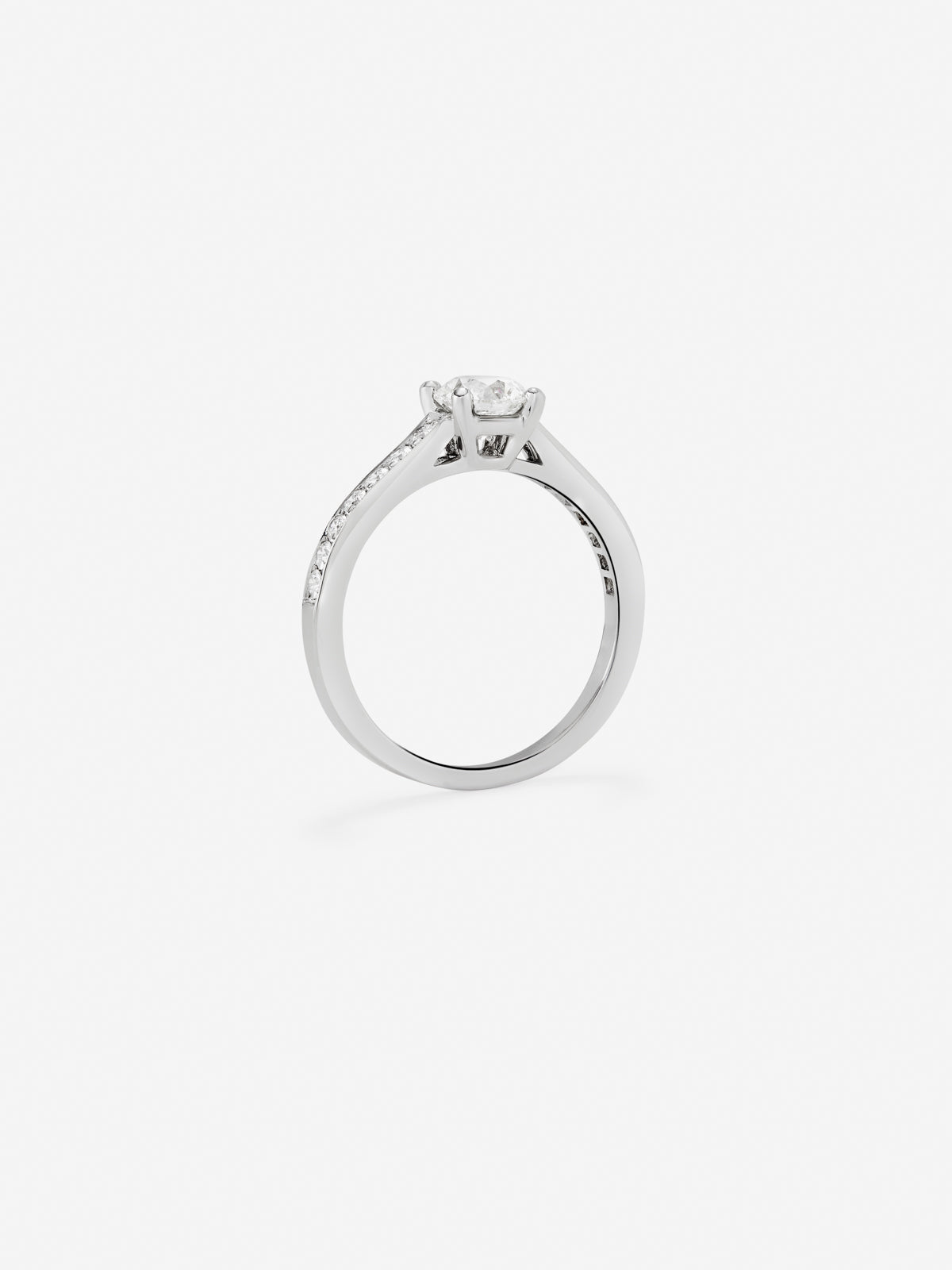 Anillo solitario de oro blanco de 18K con diamante central de 0,3 cts y brazo de 18 diamantes en talla brillante con un total de 0,13 cts