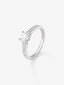 Anillo solitario de oro blanco de 18K con diamante central de 0,25 cts y brazo de diamantes en talla brillante