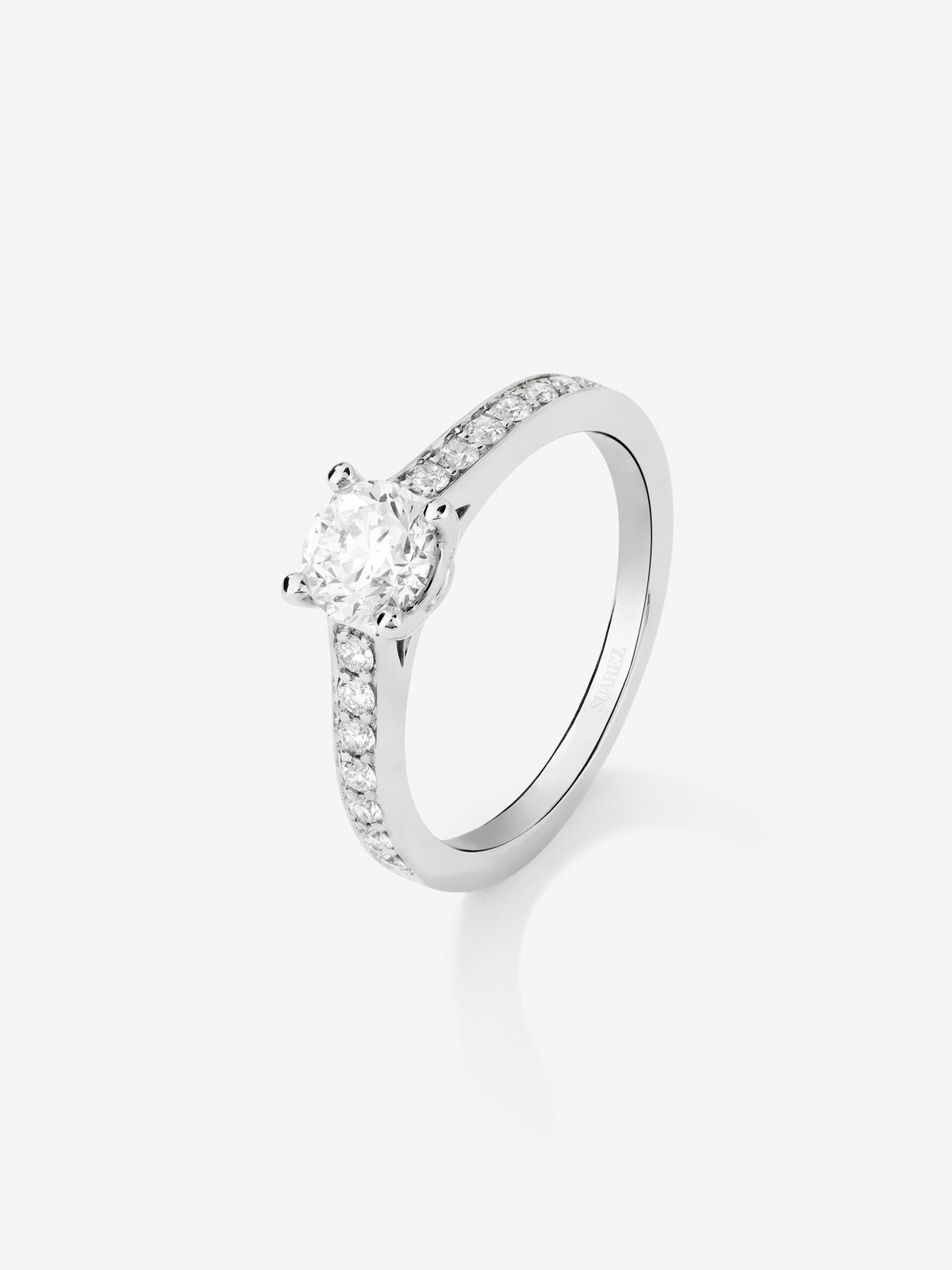 Anillo solitario de oro blanco de 18K con diamante central de 0,25 cts y brazo de diamantes en talla brillante