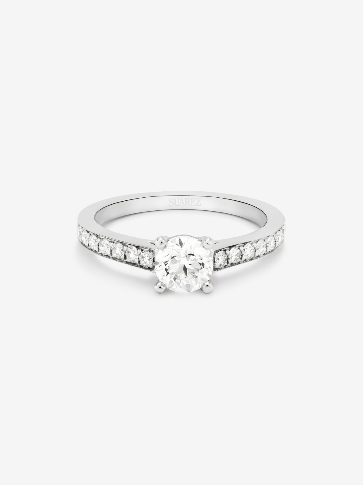 Anillo solitario de oro blanco de 18K con diamante central de 0,25 cts y brazo de diamantes en talla brillante