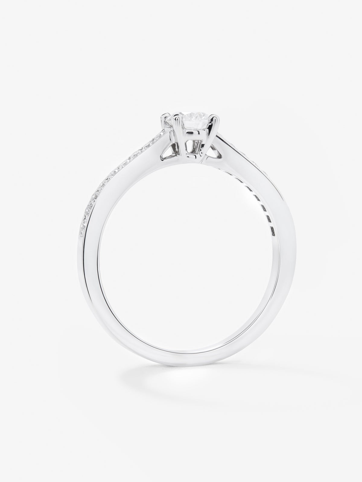 Anillo solitario de oro blanco de 18K con diamante central de 0,25 cts y brazo de diamantes en talla brillante