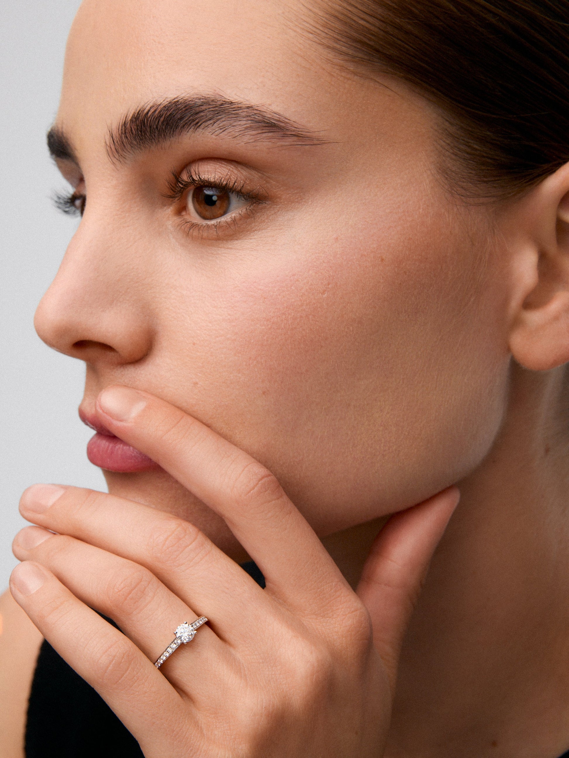 Anillo solitario de oro blanco de 18K con diamante central de 0,40 cts y diamantes en talla brillante con un total de 0,17 cts