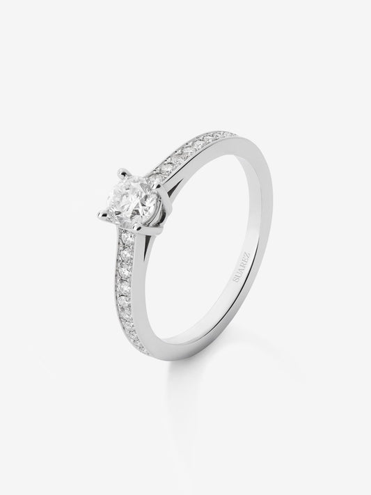 Anillo solitario de oro blanco de 18K con diamante central de 0,40 cts y diamantes en talla brillante con un total de 0,17 cts